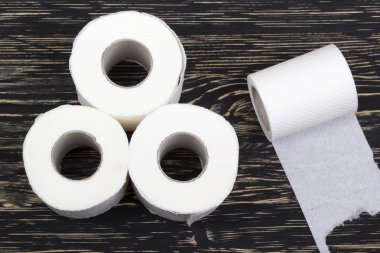 Tuvalet kağıdı ahşap tahta üzerinde