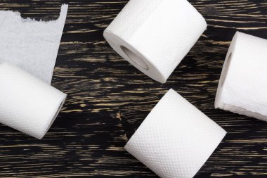 Tuvalet kağıdı ahşap tahta üzerinde