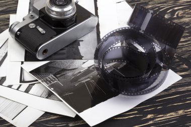 Retro kamera, film ve eski fotoğraflar