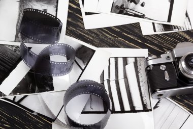 Retro kamera, film ve eski fotoğraflar