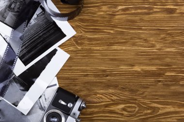 Retro kamera, film ve eski fotoğraflar
