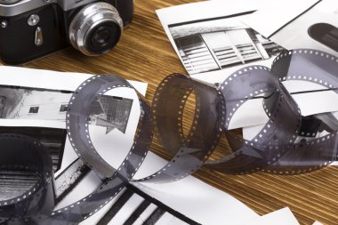 Retro kamera, film ve eski fotoğraflar