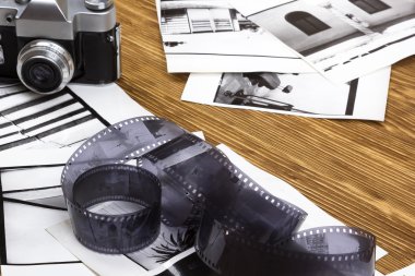 Retro kamera, film ve eski fotoğraflar