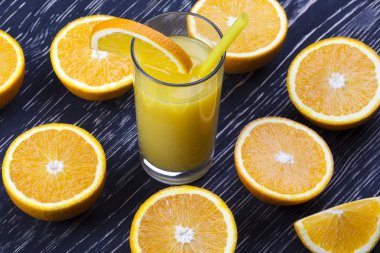 Cam, ahşap zemin üzerine taze meyve portakal suyu