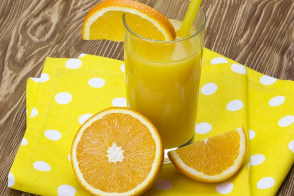 Orange juice in glass,  fresh fruits on wooden background — Stock Photo, Image