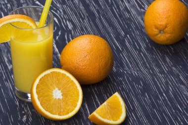 Cam, ahşap zemin üzerine taze meyve portakal suyu