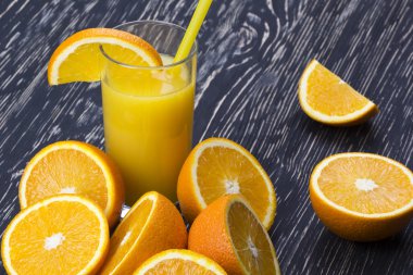 Cam, ahşap zemin üzerine taze meyve portakal suyu