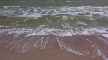 Dalgalar kumsalda yıkama