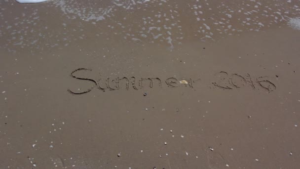 Wort Sommer 2016 Schreiben am Sandstrand. — Stockvideo