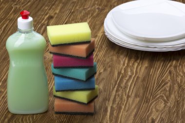 sünger, yemekleri ve deterjan bir şişe