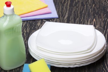 sünger, paçavra, yemekleri ve deterjan bir şişe