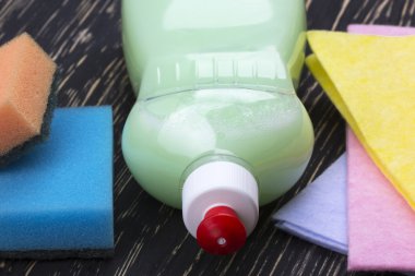 sünger, paçavra ve deterjan bir şişe