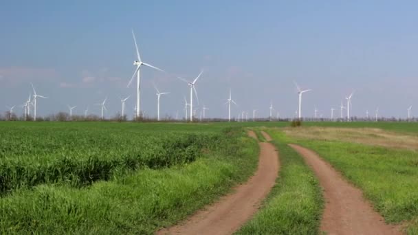 Ветряные турбины против голубого неба — стоковое видео