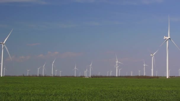Mavi gökyüzüne karşı rüzgar türbinleri — Stok video