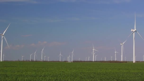 Windturbines tegen de blauwe lucht — Stockvideo