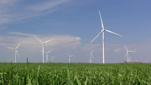 Windturbines tegen de blauwe lucht — Stockvideo