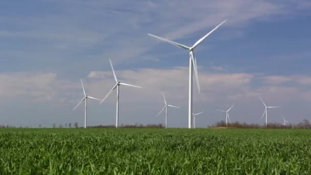 Turbinas eólicas contra o céu azul — Vídeo de Stock