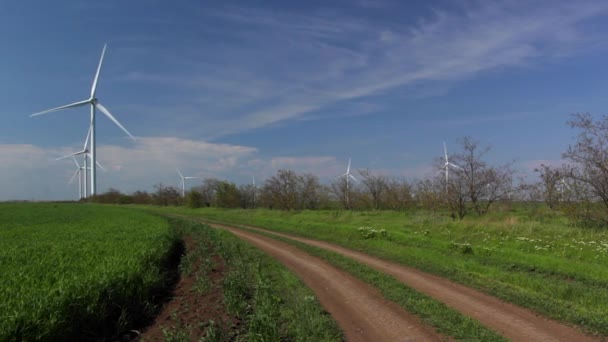 Windturbines tegen de blauwe lucht — Stockvideo