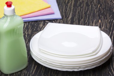 paçavra, yemekleri ve deterjan bir şişe