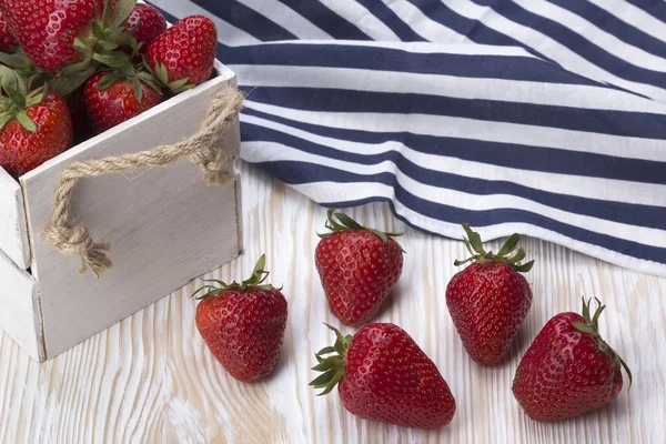 Fraises dans une boîte en bois — Photo