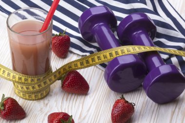 Çilek, suyu, ölçüm bandı ve halter