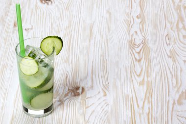 Yaz salatalık kokteyl.