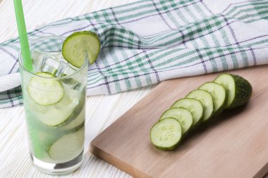 Yaz salatalık kokteyl ve dilimlenmiş salatalık.