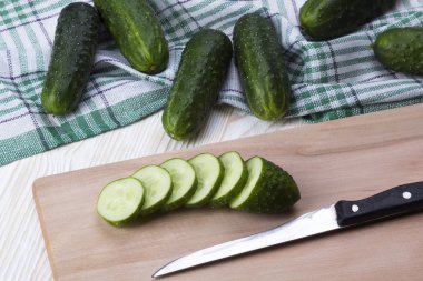 Taze salatalık, bıçak ve dilimler