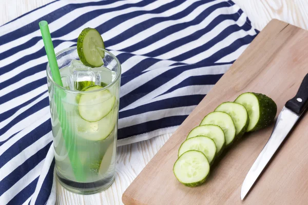 Yaz salatalık kokteyl, bıçak ve dilimlenmiş salatalık.