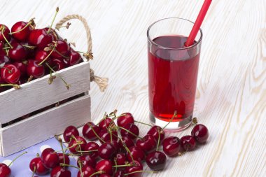 Suyu ve bir ahşap kutu içinde kırmızı kiraz