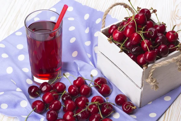 Suyu ve bir ahşap kutu içinde kırmızı kiraz