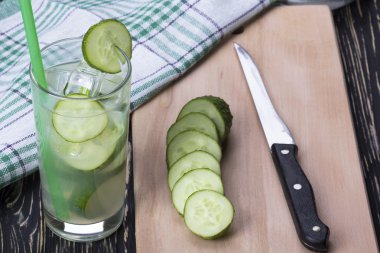 Taze salatalık, bıçak ve dilimler