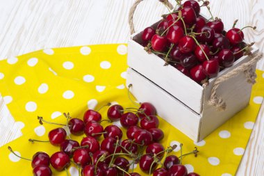 bir ahşap kutu içinde kırmızı kiraz