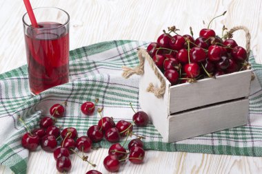 Suyu ve bir ahşap kutu içinde kırmızı kiraz