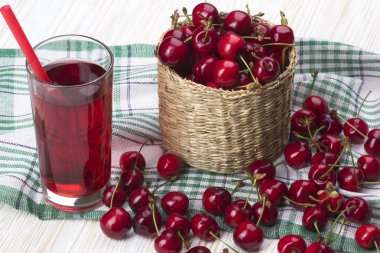Vişne sepeti ve ahşap zemin üzerine suyu