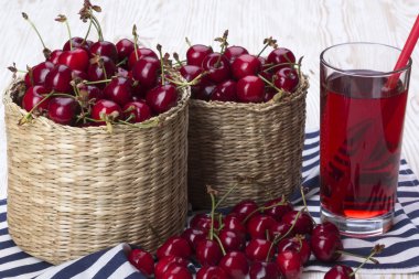 Kiraz sepetleri ve ahşap zemin üzerine suyu