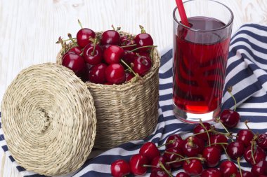 Vişne sepeti ve ahşap zemin üzerine suyu