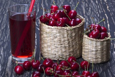 Kiraz sepetleri ve ahşap zemin üzerine suyu