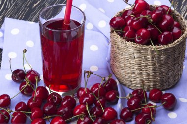 Kiraz sepetleri ve ahşap zemin üzerine suyu