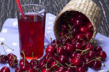 Kiraz sepetleri ve ahşap zemin üzerine suyu