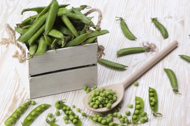 Tahta bir kutuda yeşil bezelyeler