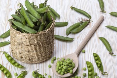 Taze organik yeşil bezelyeler sepette.