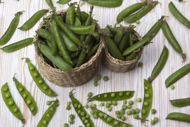 Taze organik yeşil bezelyeler sepette.