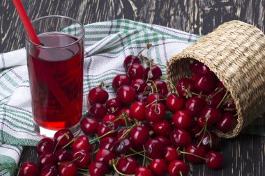 Vişne sepeti ve ahşap zemin üzerine suyu