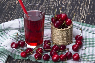 Vişne sepeti ve ahşap zemin üzerine suyu