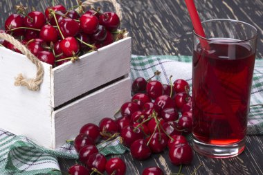 Suyu ve bir ahşap kutu içinde kırmızı kiraz