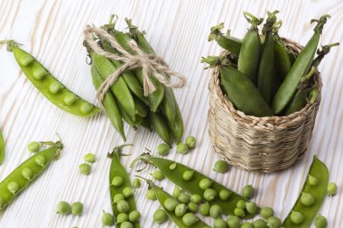 Taze organik yeşil bezelyeler sepette.