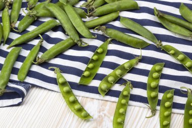 Ahşap masa üzerinde yeşil bezelye.