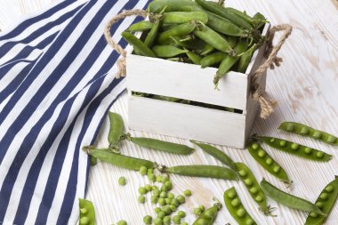 Tahta bir kutuda yeşil bezelyeler