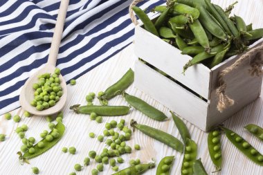 Tahta bir kutuda yeşil bezelyeler